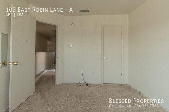 Building Photo - 102 E Robin Ln