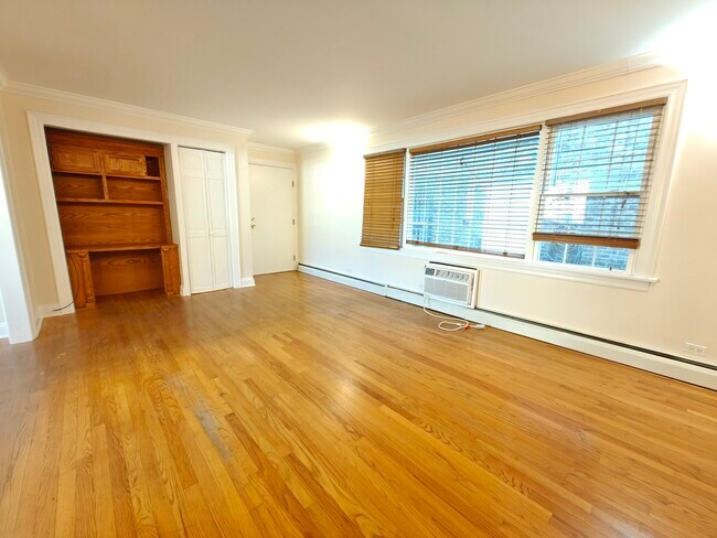 Building Photo - 7555 N Oakley Ave