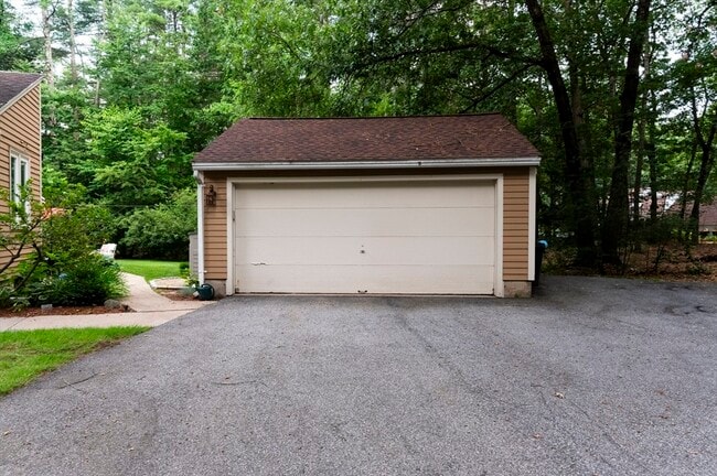 Building Photo - 15 Pilgrim Dr