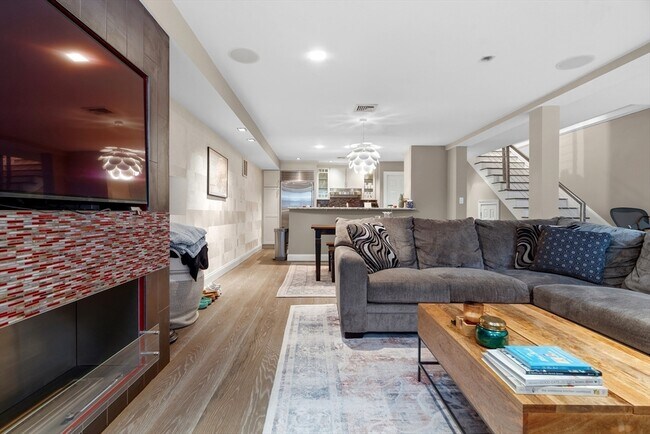 Building Photo - 98 Waltham St