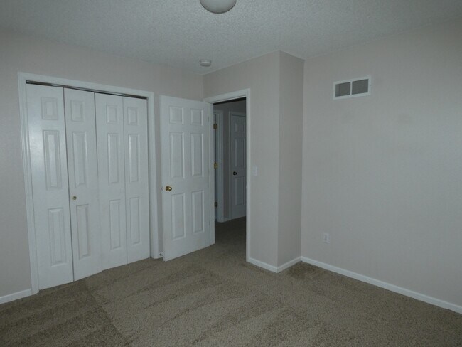 Building Photo - 833 Spring Ct