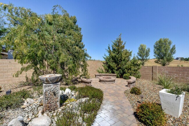Building Photo - 5879 N Bronco Ln