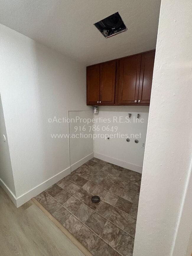 Building Photo - 2 Bedroom Duplex, all new, Central Heat an...