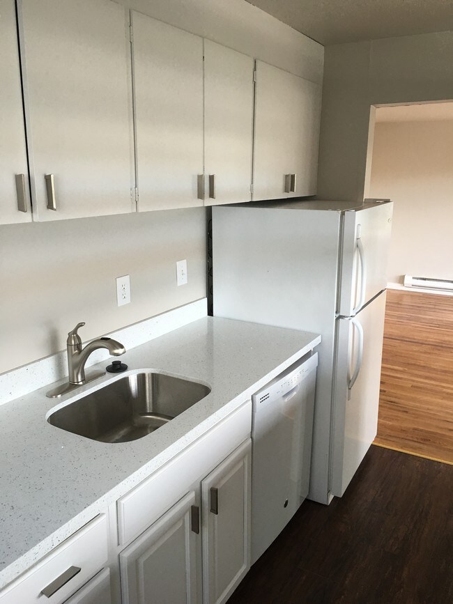 Building Photo - Skyline Units