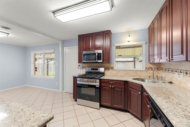 Building Photo - 6148 Indigo St