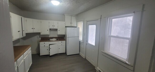 Building Photo - 438 E Strawberry St