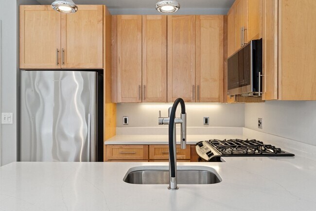 Building Photo - 70 Lincoln St