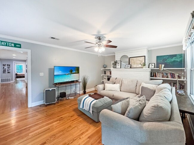 Building Photo - Large 4 bedroom, 3 bath home recently updated near Chickasaw Gardens