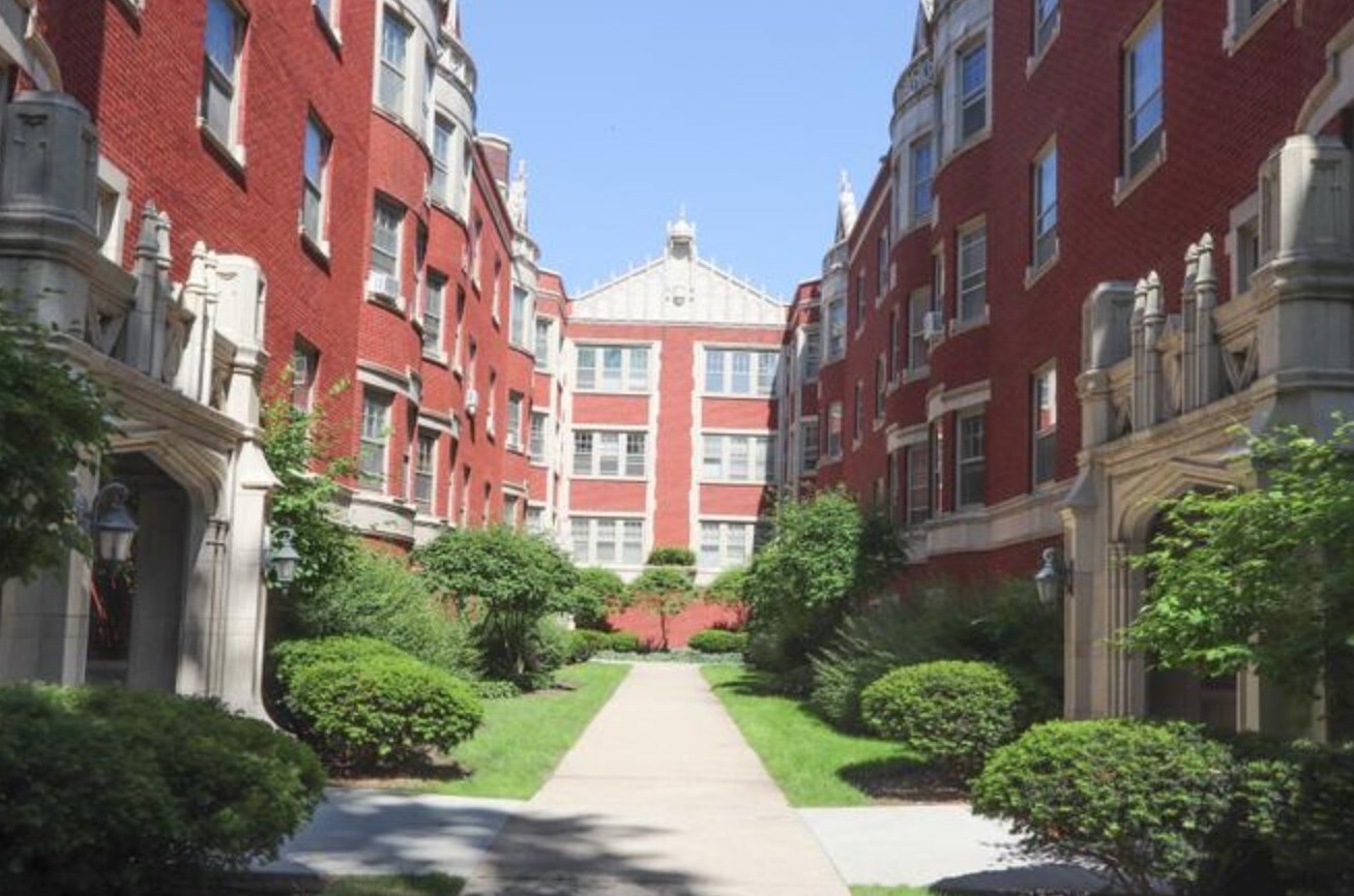 Courtyard - 224 N Oak Park Ave