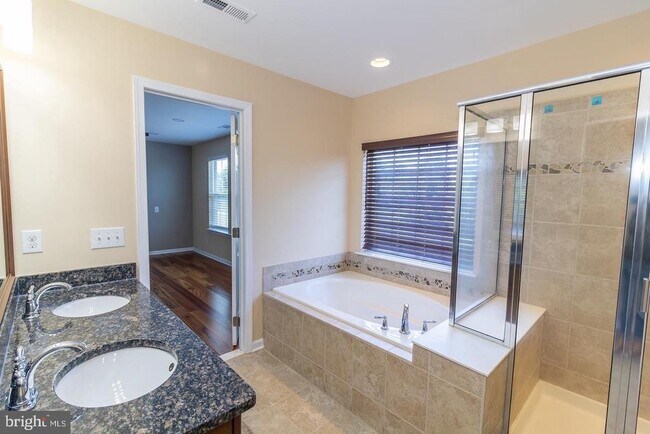 Building Photo - 823 S Haines Cir