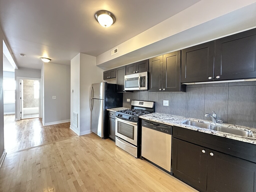 Building Photo - 2402 W Bryn Mawr Ave