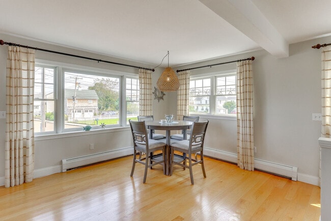 Building Photo - 47 Cosey Beach Ave