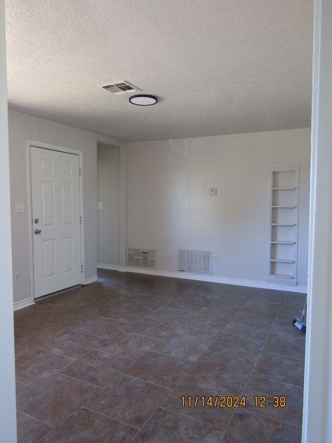 Building Photo - Very nice home on the Lawton's West Side!