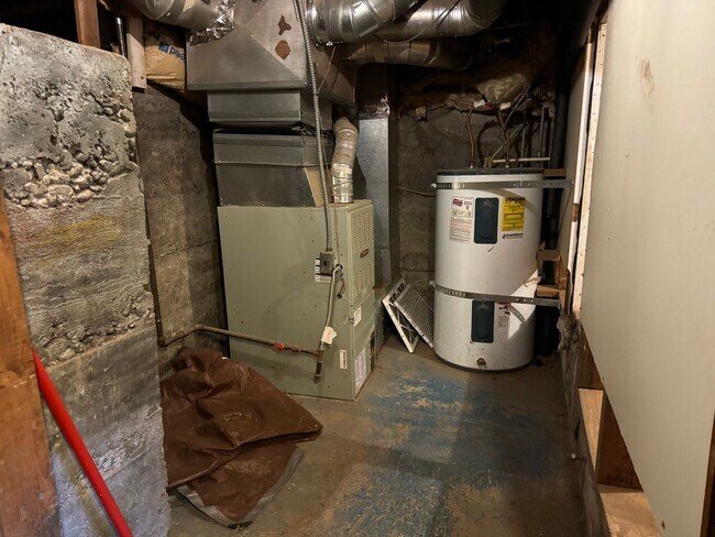 Building Photo - Large 4 bedroom, 1.5 bathroom farm house on River Rd!