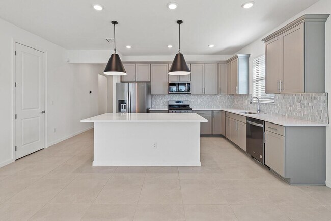 Building Photo - 758 SE Courances Dr