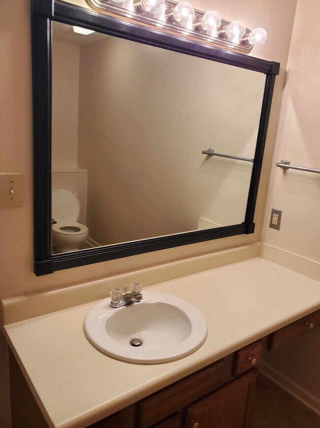 Building Photo - 2 Bedroom, 2 Bath Apartment