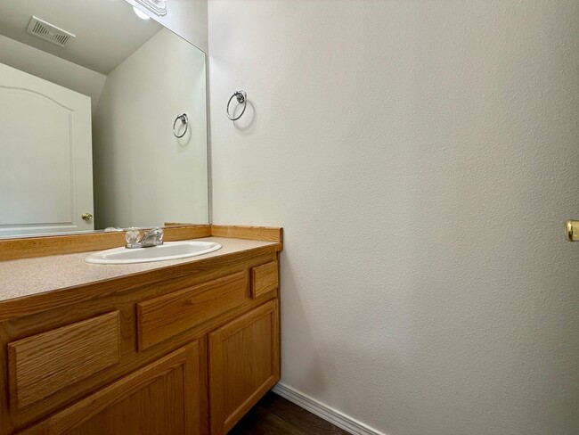 Building Photo - SCHEDULE A TOUR TO VIEW THIS NEWLY UPDATED TOWNHOME IN REDMOND!!