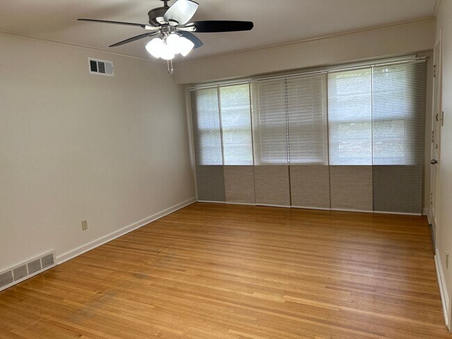 Building Photo - Great Street in East Memphis ! Renovated k...