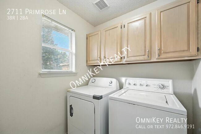 Building Photo - 2711 Primrose Ln