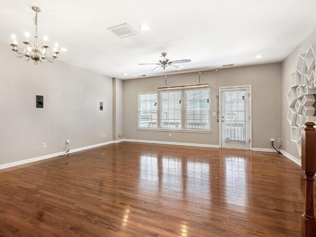 Building Photo - Third Ward Stunner-Uptown Location!