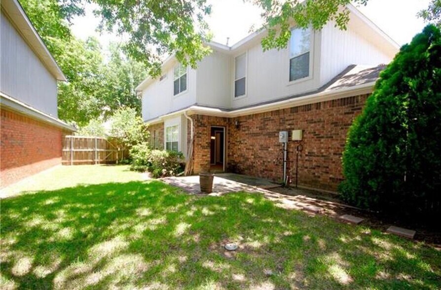 Building Photo - 555 Village Green Dr