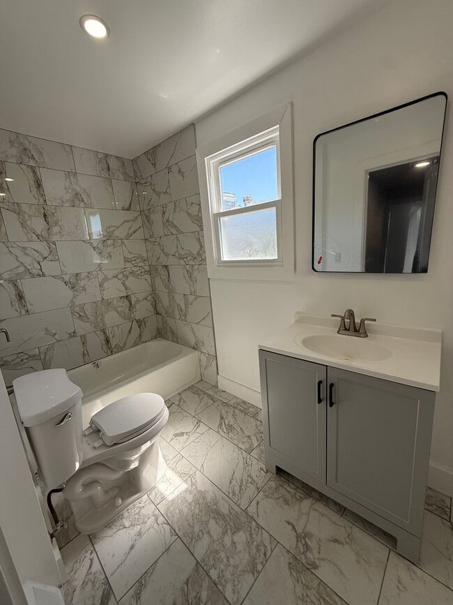 Building Photo - Charming 2-Bedroom Home in Port Richmond Available For Rent!