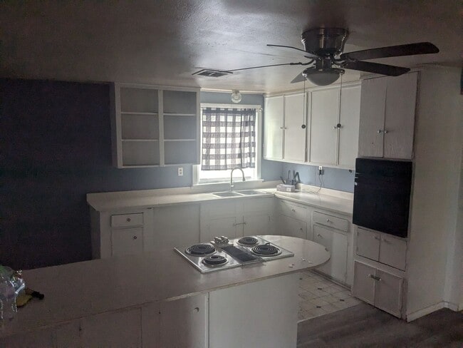 Building Photo - 3 Bed 1 Bath with Large Yard, Workshop, and Laundry Hookups