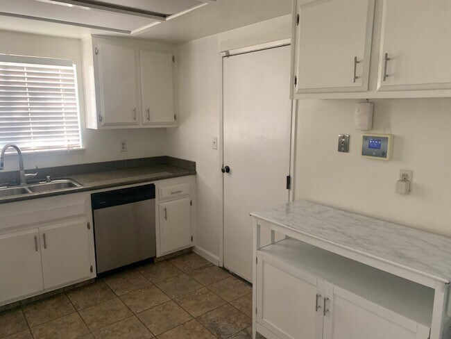 Building Photo - Clean 3 Bedroom / 2 Bathroom House in Sout...