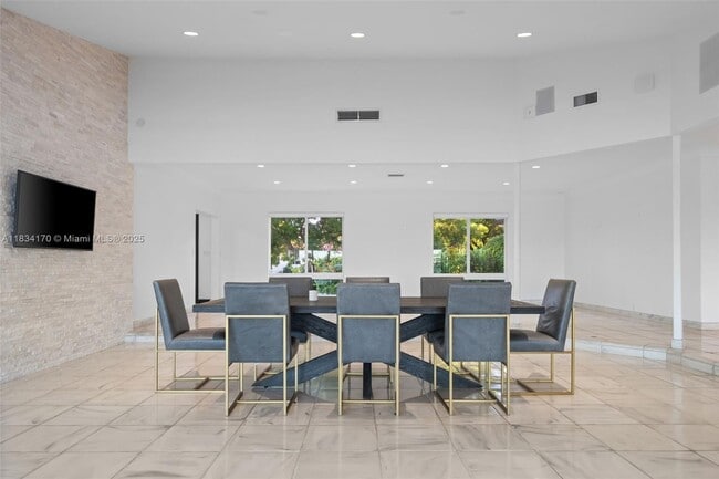 Building Photo - 205 N Hibiscus Dr