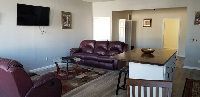 Building Photo - 1402 5th St