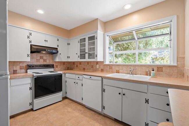 Building Photo - Charming, retro 2-bdrm/2-bath ranch in tranquil setting w/ large family room