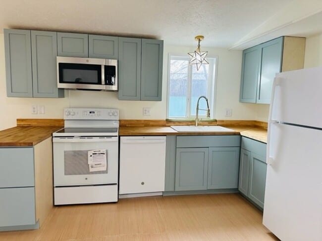 Building Photo - Newly Remodeled 3 bed/2 bath in Hamilton