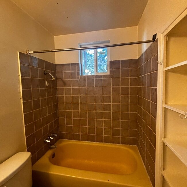 Building Photo - 1 Bedroom Duplex Avail