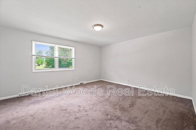 Building Photo - 409 Dutton St