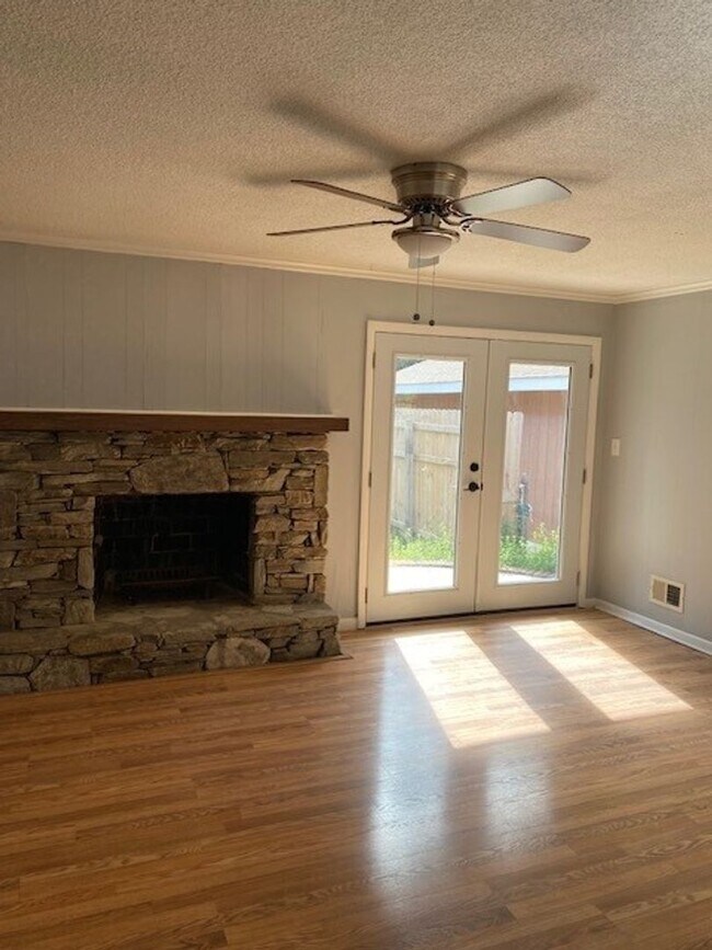 Building Photo - Brick Ranch Home in Pine Valley