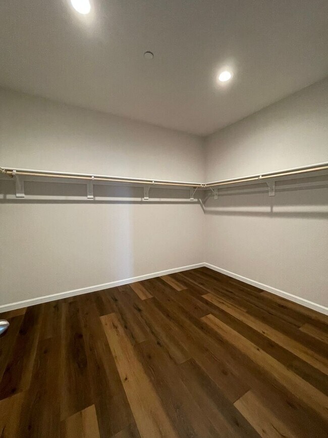 Building Photo - 427 Avignon Way
