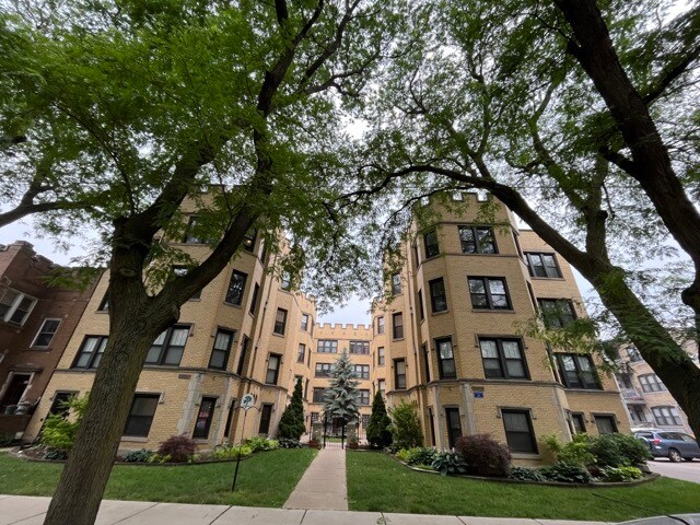 Building Photo - 6435 N Leavitt St