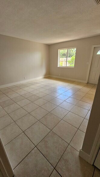 Building Photo - 818 Tequesta St