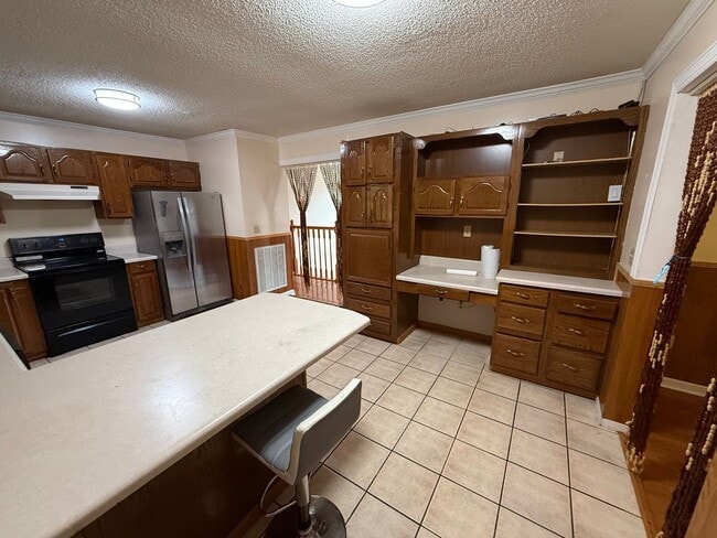 Building Photo - Spacious 4-Bedroom, 3-Bath Home in a Desir...