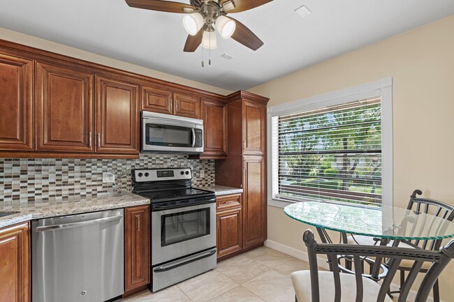 Building Photo - 9267 Vista Del Lago