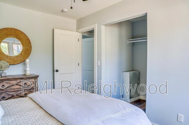 Building Photo - 2204 Emerson Pl