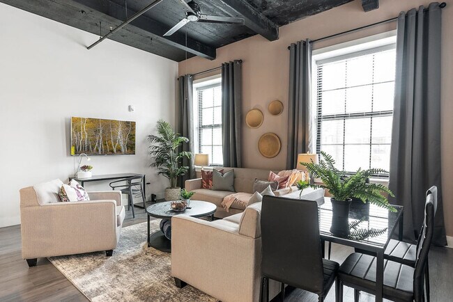 Building Photo - 212 W Roberts Ave