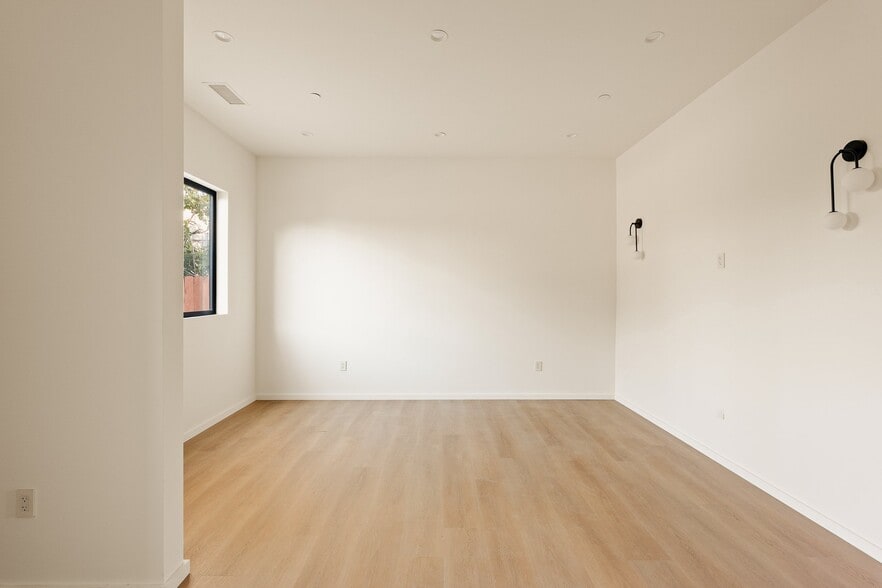 Building Photo - 17850 Saticoy St