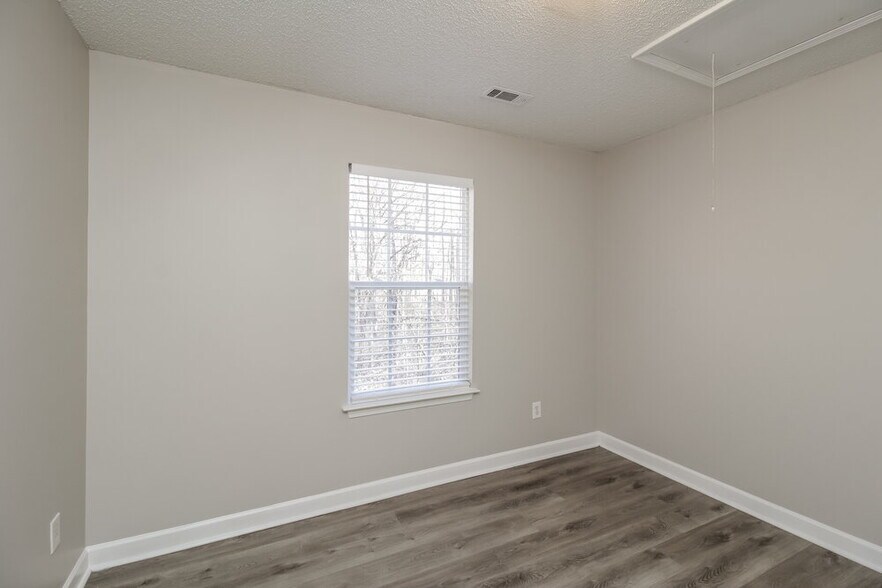 Building Photo - 520 River View Dr