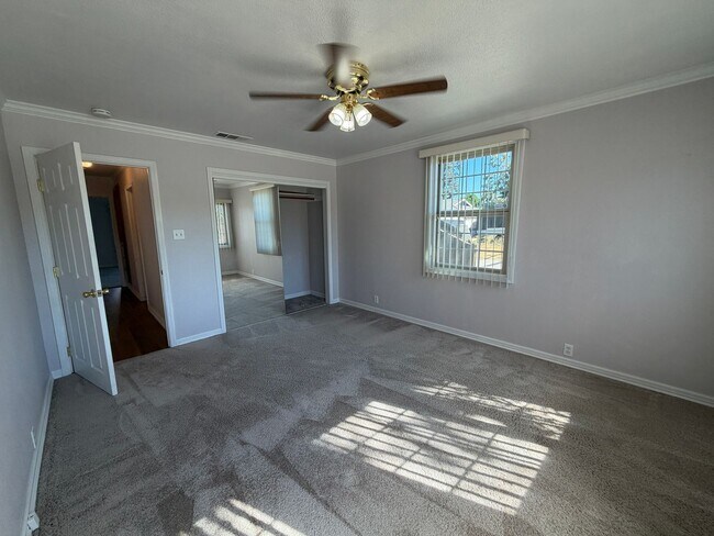 Building Photo - 2906 S Walton Ave