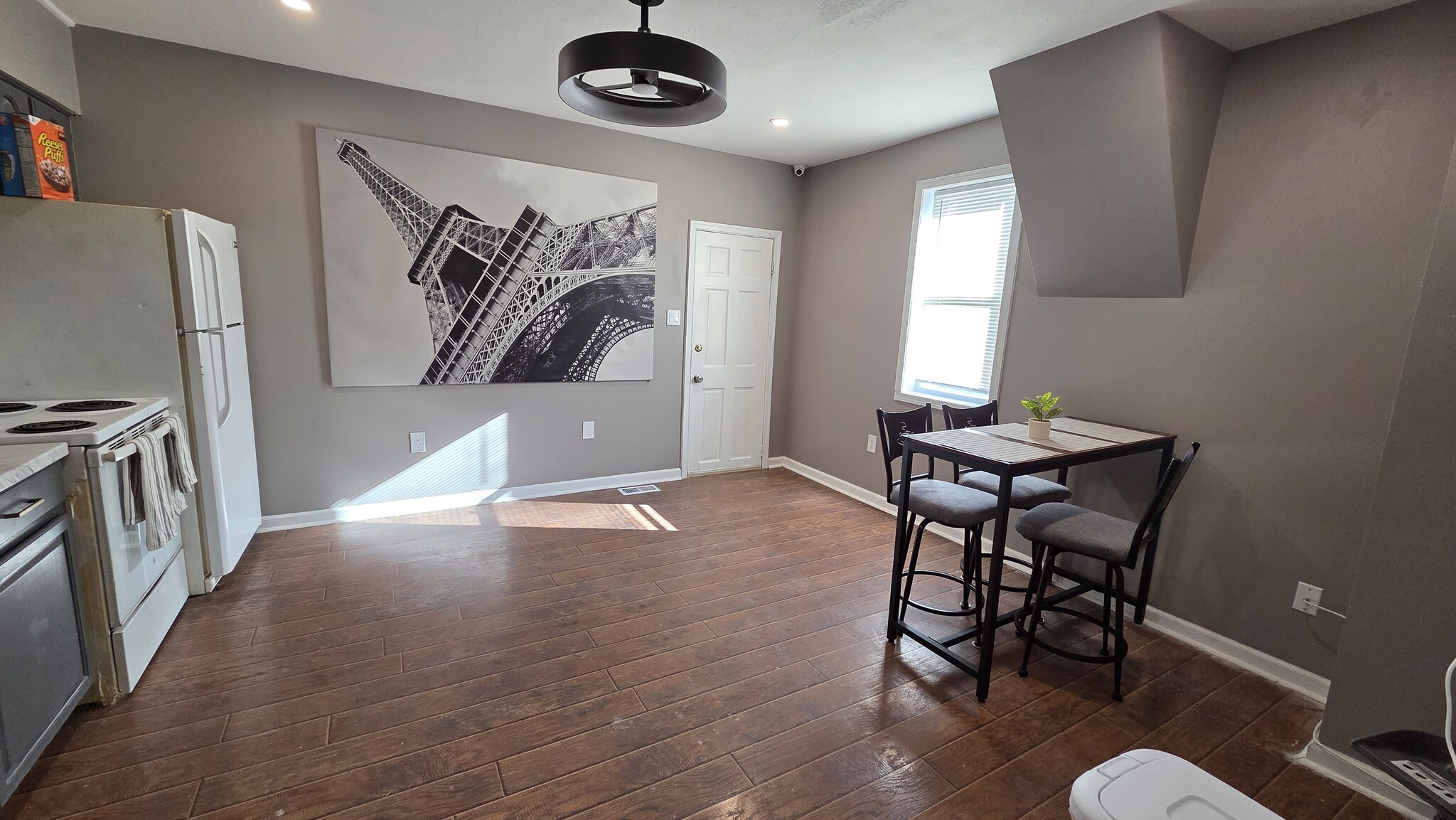 Building Photo - 1421 S Carey St