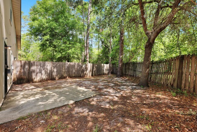 Building Photo - NEWLY RENOVATED 3 BEDROOM 2.5 BATHS TOWNHO...