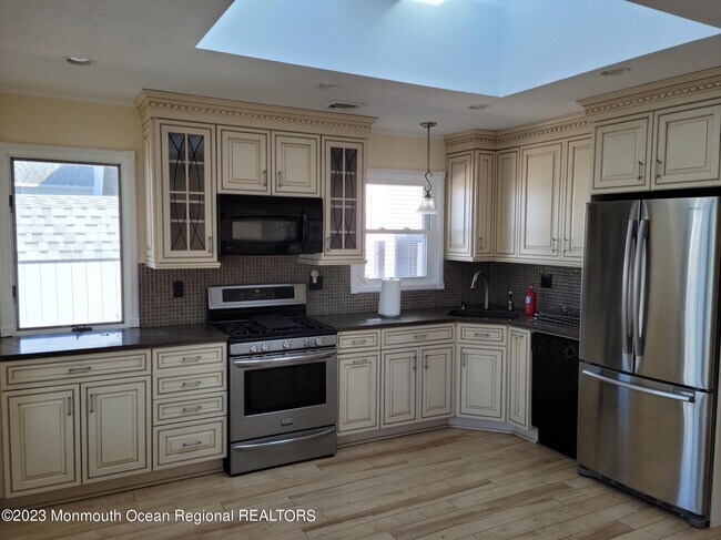 Building Photo - 805 Forepeak Dr
