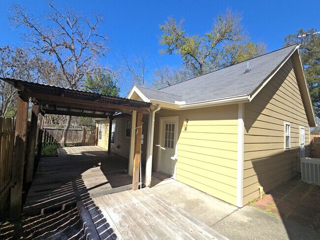 Building Photo - 409 Commerce St