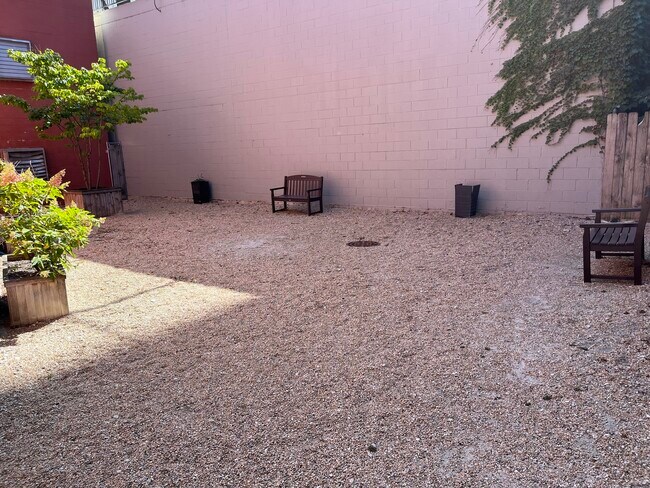 Building Photo - 211 W Scott St